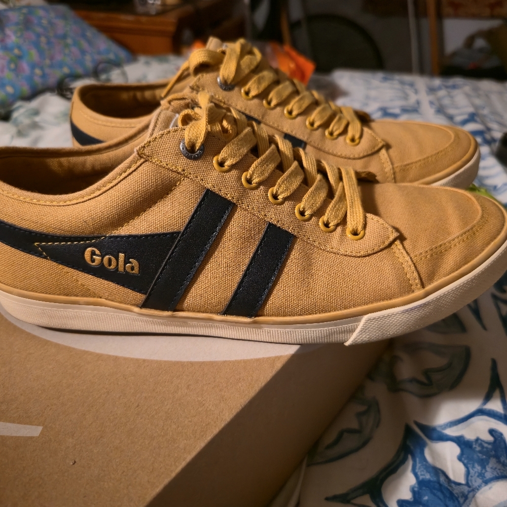 Gola Tan and Black Sneakers Classic Low-Top Design - Picture 2 of 7